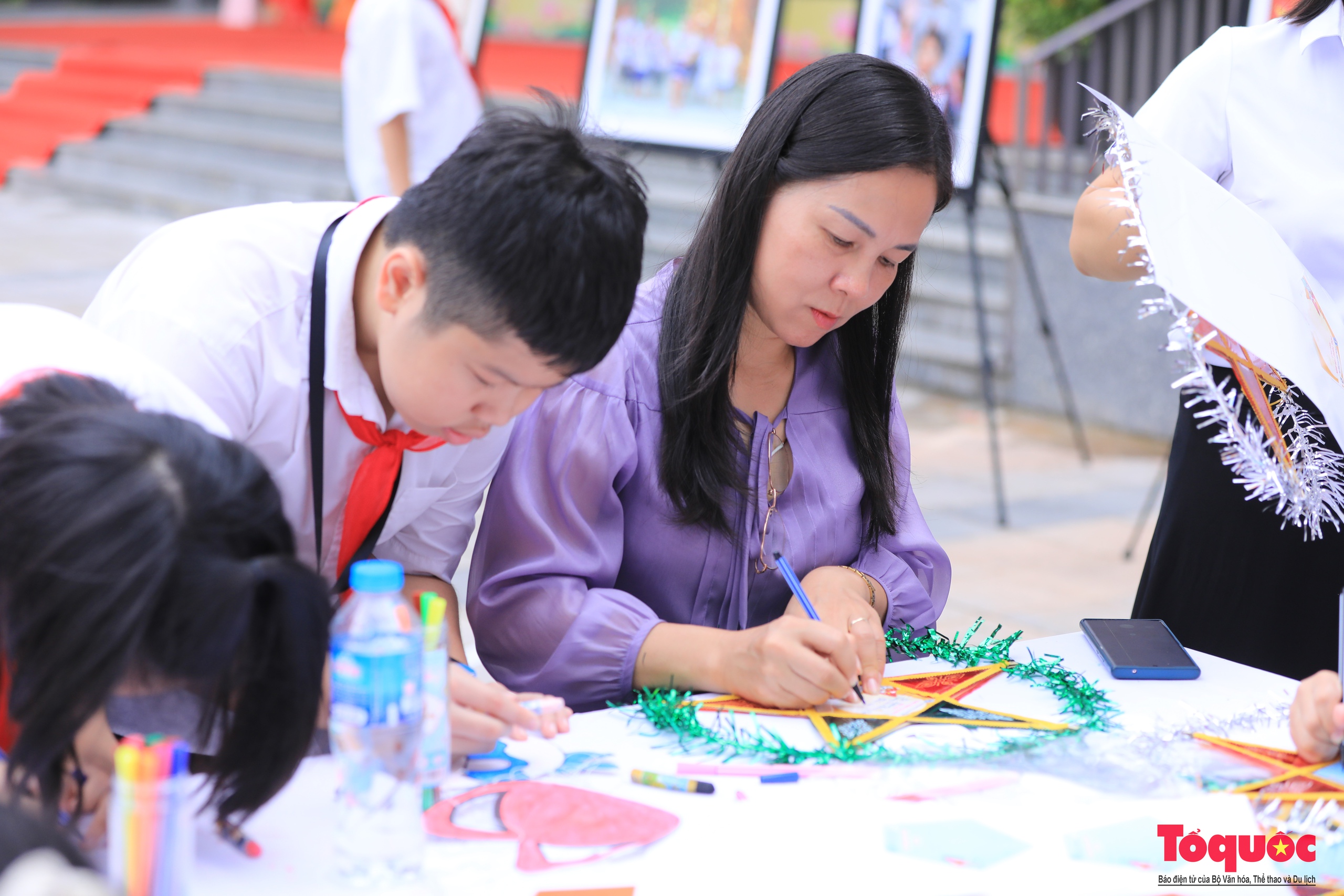 Học sinh thủ đô gửi thông điệp yêu thương trên đèn ông sao tới thiếu nhi Trường Sa dịp Trung thu - Ảnh 4.